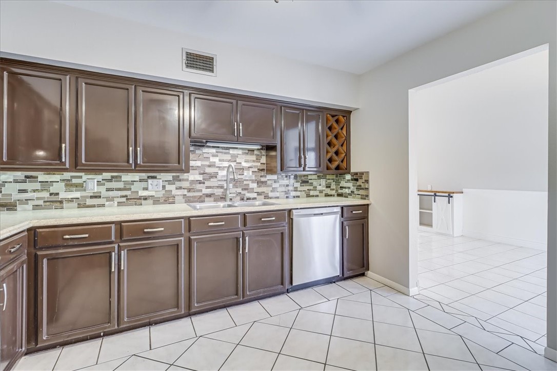 2938 River Crest Road Corpus Christi, TX 78415 - Photo 17 of 39 a kitchen with cabinets and appliances