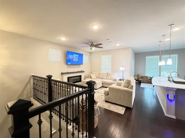 $2,350 | 10947 Cannes Memorial Drive, Houston, TX 77043