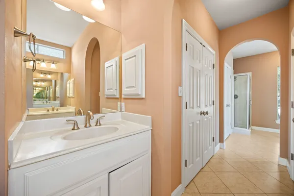 a en suite bathroom with sink and mirror