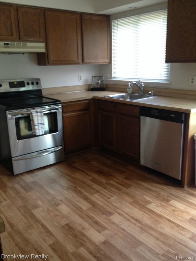 115 Dalton Drive Rochester, MI 48307 - Photo 3 of 23 Updated kitchen