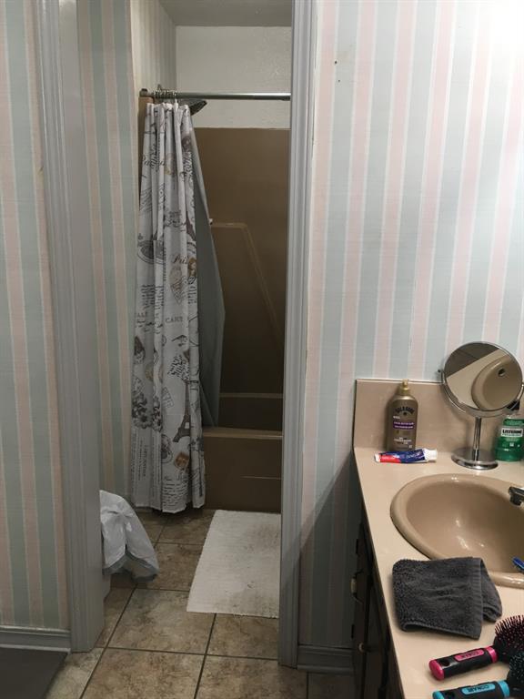 13403 Highway 157 Haughton, LA 71037 - Photo 22 of 40 a bathroom with a sink and a tub