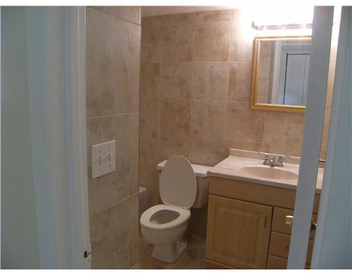 9272 Southwest 3rd Street, Unit 410 Boca Raton, FL 33428 - Photo 4 of 9 Bathroom