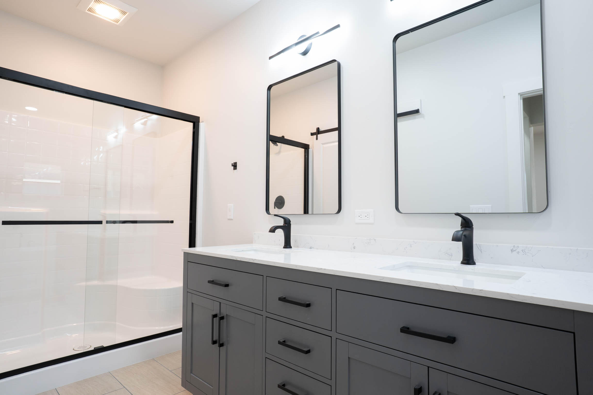 124 Cowcatcher Loop Bellevue, ID 83313 - Photo 16 of 57 Primary Ensuite Bathroom