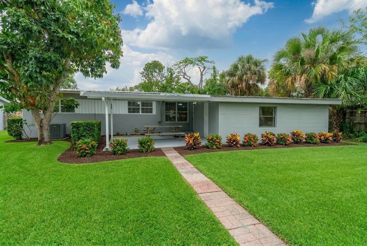 904 Southeast 16th Street Stuart, FL 34994 - Photo 2 of 27 Exterior Front with changes