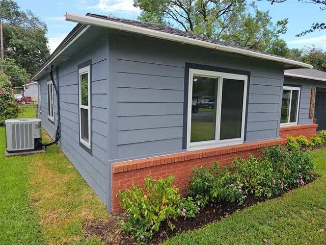 a view of house with backyard