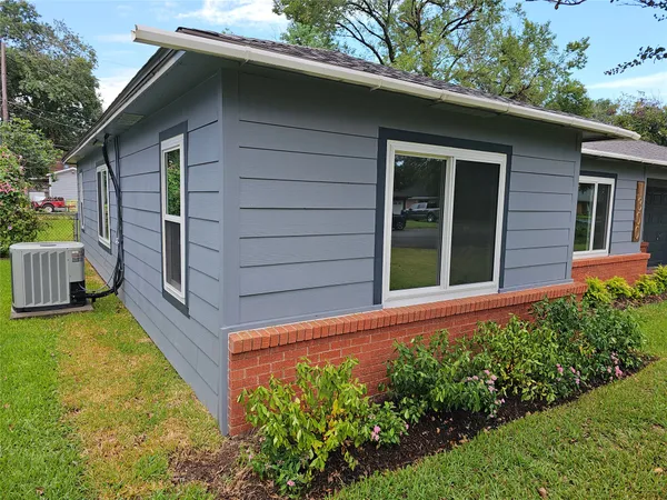 a view of house with backyard
