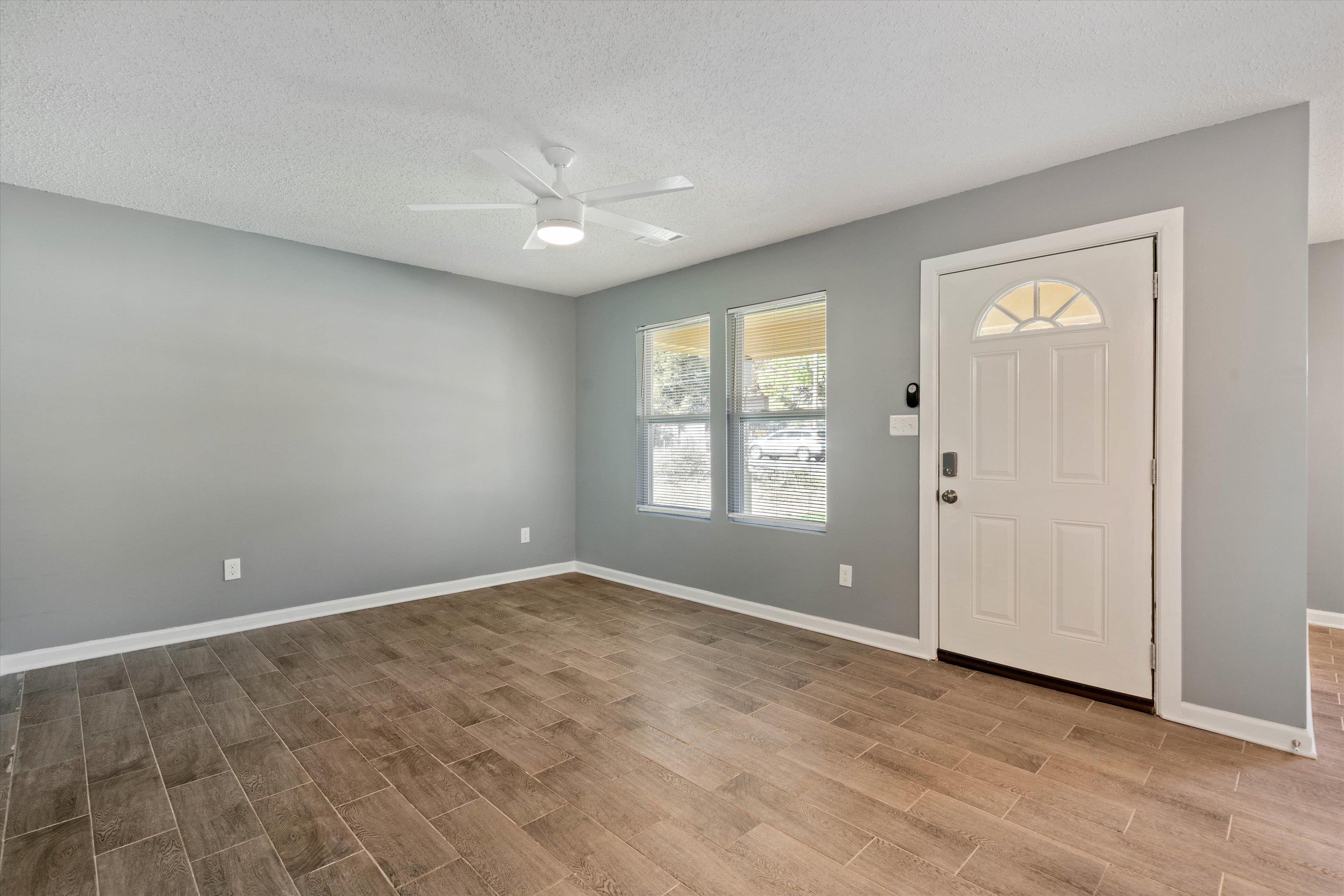 487 Delta Road Memphis, TN 38109 - Photo 3 of 25 an empty room with windows and closet