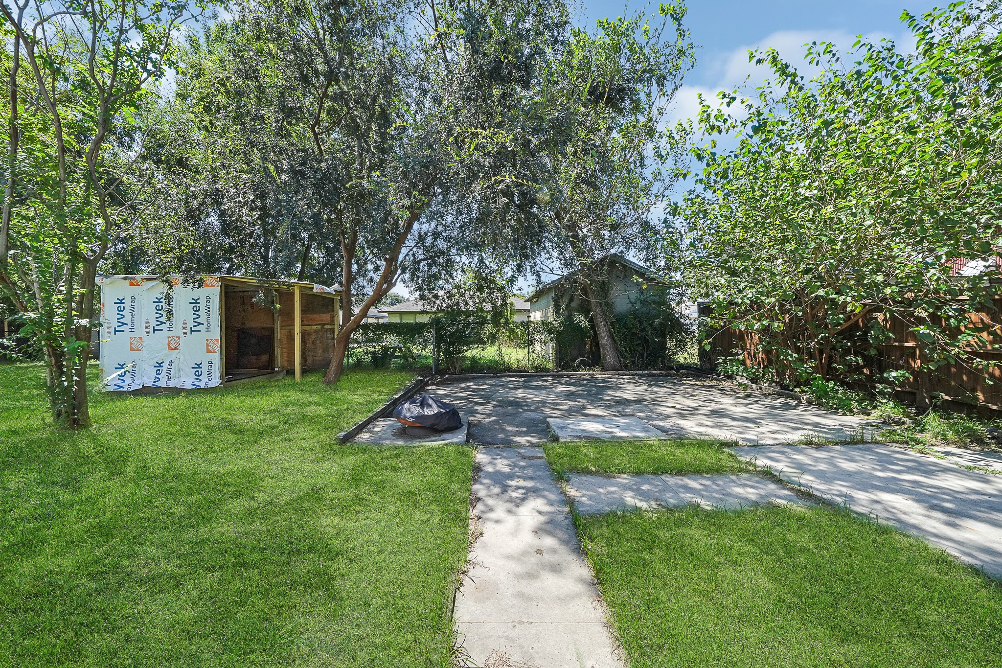 7323 Farnsworth Street Houston, TX 77022 - Photo 22 of 23 a view of backyard with green space