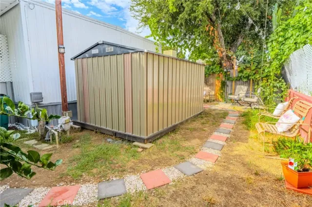 a view of a backyard