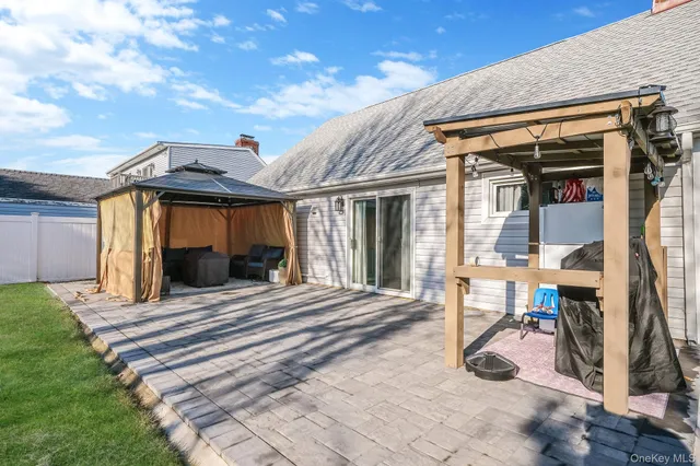 a view of a house with backyard and porch