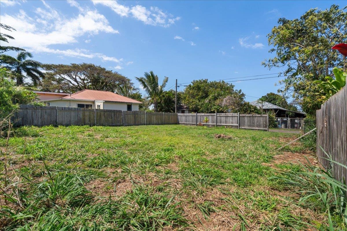 956 Kahealani Street Haiku, HI 96708 - Photo 23 of 27 a swimming pool with wooden fence