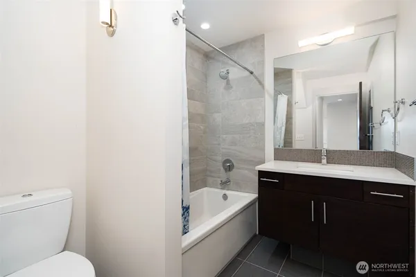 $4,595 | 4262 Linden Avenue North, Seattle, WA 98103