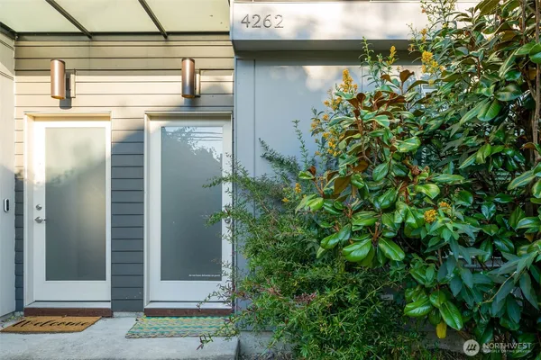 $4,595 | 4262 Linden Avenue North, Seattle, WA 98103