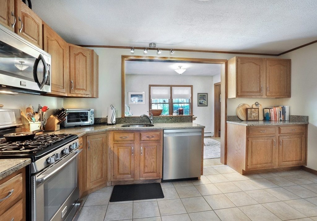 12 Oak Ridge Circle Weymouth, MA 02188 - Photo 7 of 27