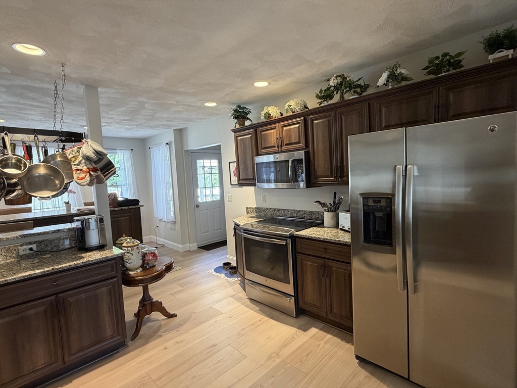 11 Brenton Wood Road Hudson, MA 01749 - Photo 6 of 42 Gallery Image 6