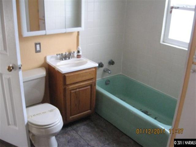 901 Delmar Way Reno, NV 89509 - Photo 8 of 10 a bathroom with a sink a toilet and bathtub