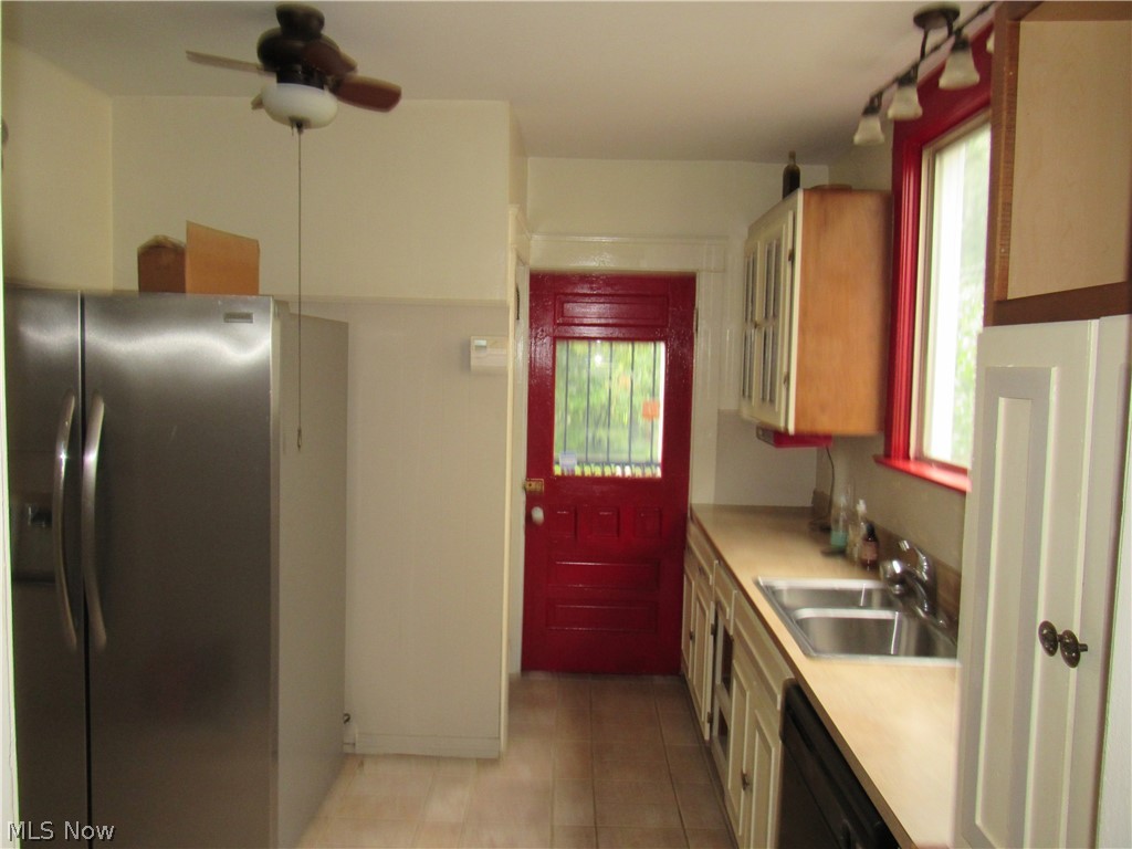 1686 Lee Road Cleveland, OH 44118 - Photo 7 of 24