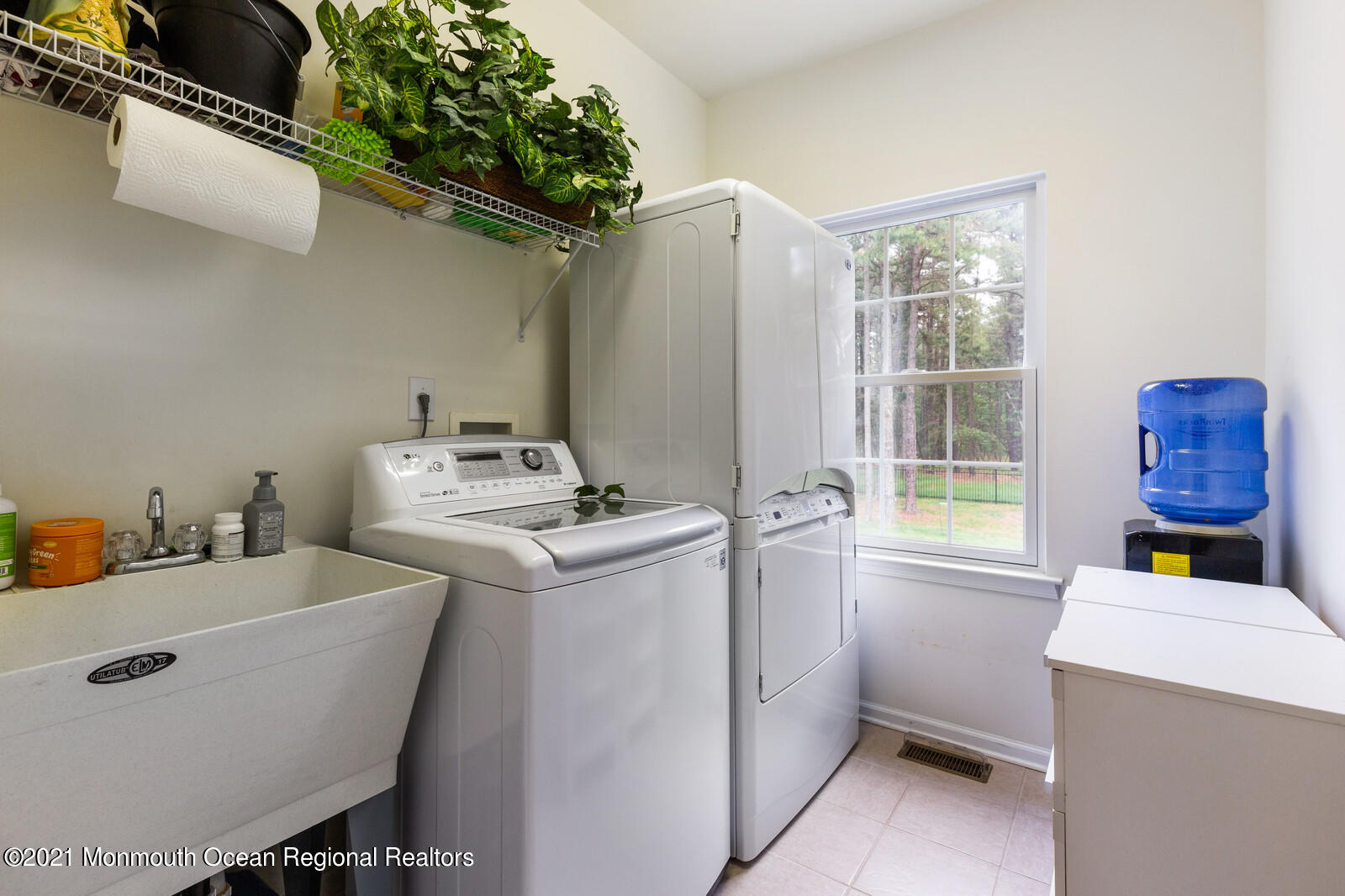 124 Adams Way Jackson, NJ 08527 - Photo 43 of 62 a utility room with dryer and washer
