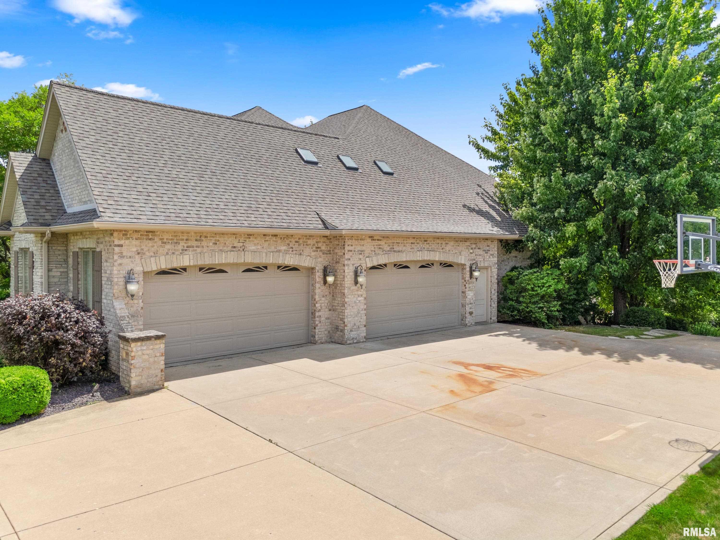 1811 Kern Road Washington, IL 61571 - Photo 76 of 95 Gallery Image 76