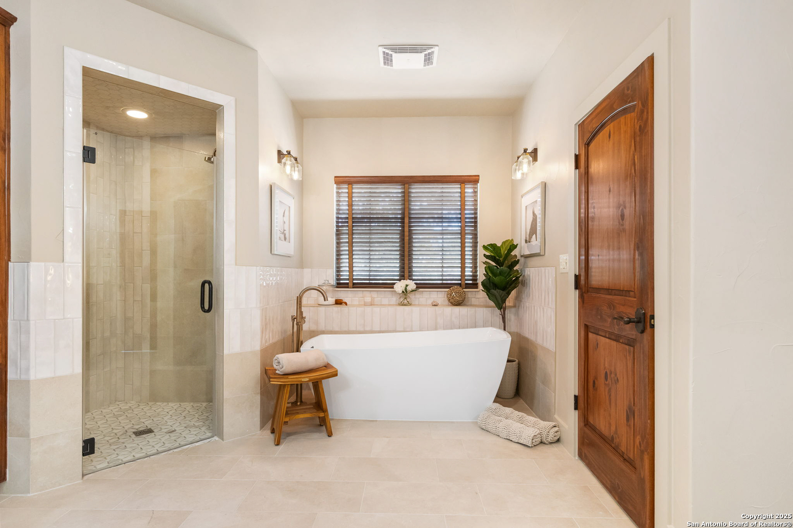 115 Spanish Pass Road Boerne, TX 78006 - Photo 17 of 50 a bathroom with a bathtub and shower