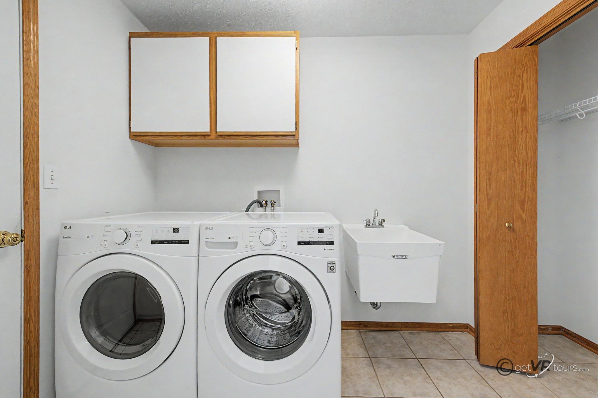3127 Sandy Pointe Drive Freeport, IL 61032 - Photo 8 of 35 a utility room with dryer and washer