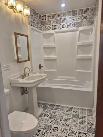 $1,250 | 8144 South Brandon Avenue, Unit 2, Chicago, IL 60617