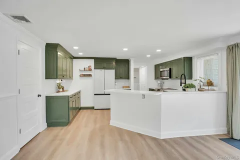 $1,099,000 | 3 Moor Lane, Patchogue, NY 11772