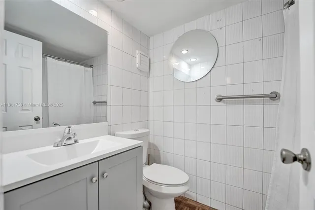 $249,900 | 455 Paradise Isle Boulevard, Unit 104, Hallandale Beach, FL 33009