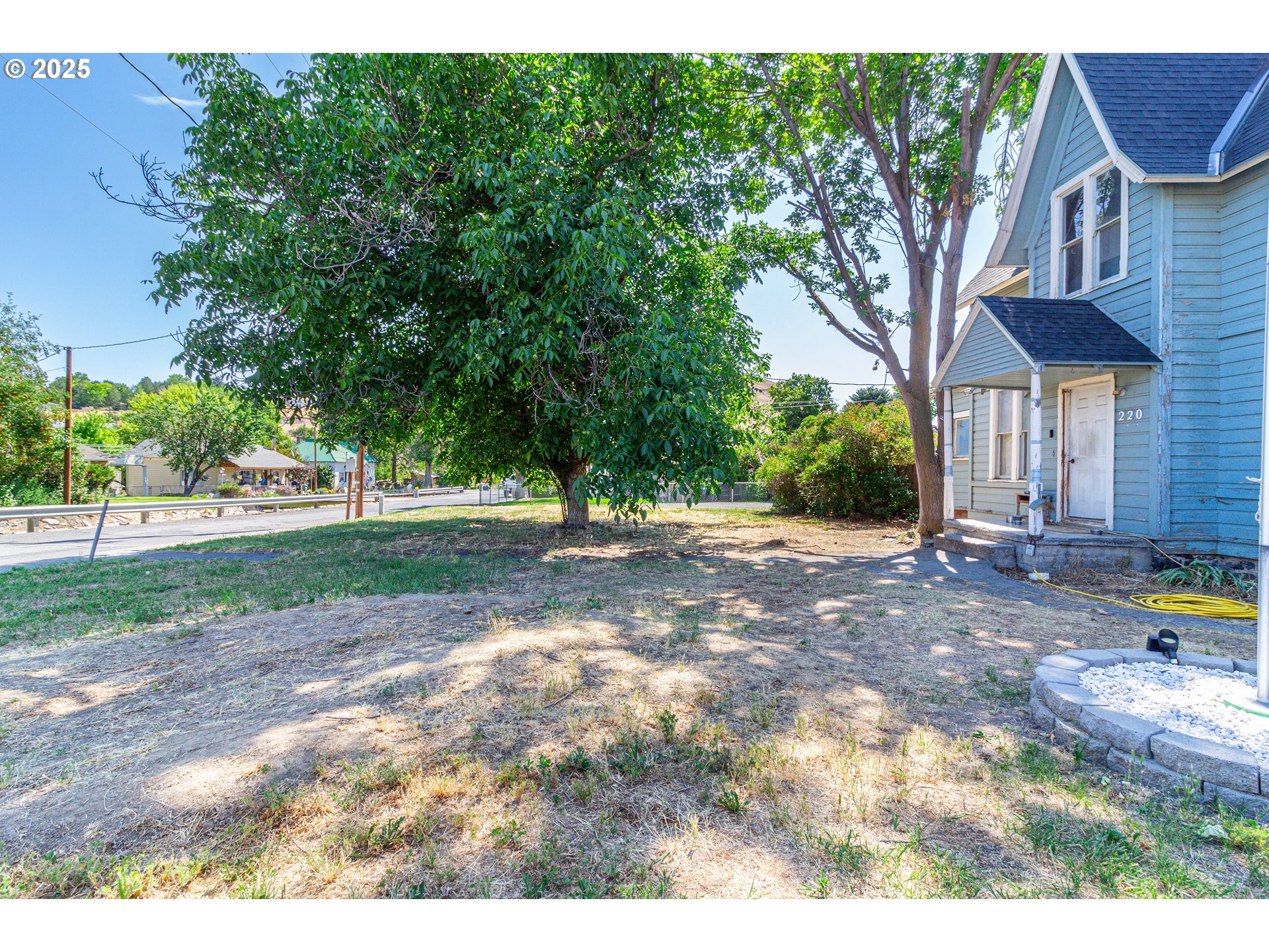 220 Cannon Street Heppner, OR 97836 - Photo 18 of 25 a view of a yard with yellow house