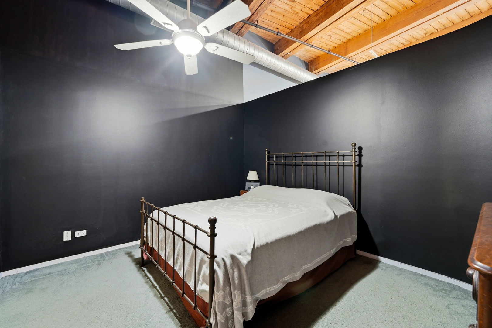 1550 South Indiana Avenue, Unit 401 Chicago, IL 60605 - Photo 12 of 20 a bed sitting in a bedroom next to a lamp