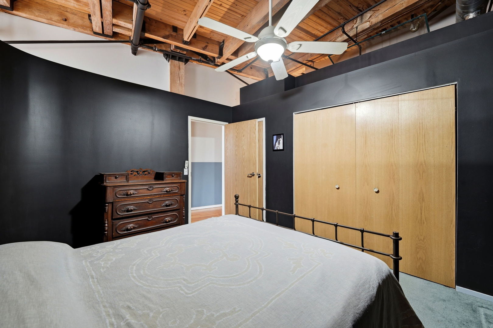 1550 South Indiana Avenue, Unit 401 Chicago, IL 60605 - Photo 13 of 20 a bedroom with a bed and a dresser