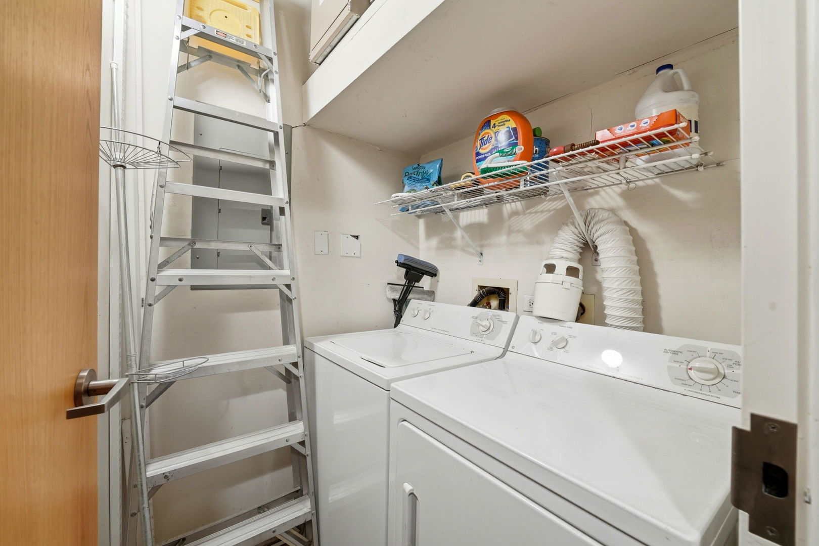 1550 South Indiana Avenue, Unit 401 Chicago, IL 60605 - Photo 16 of 20 a utility room with dryer and washer