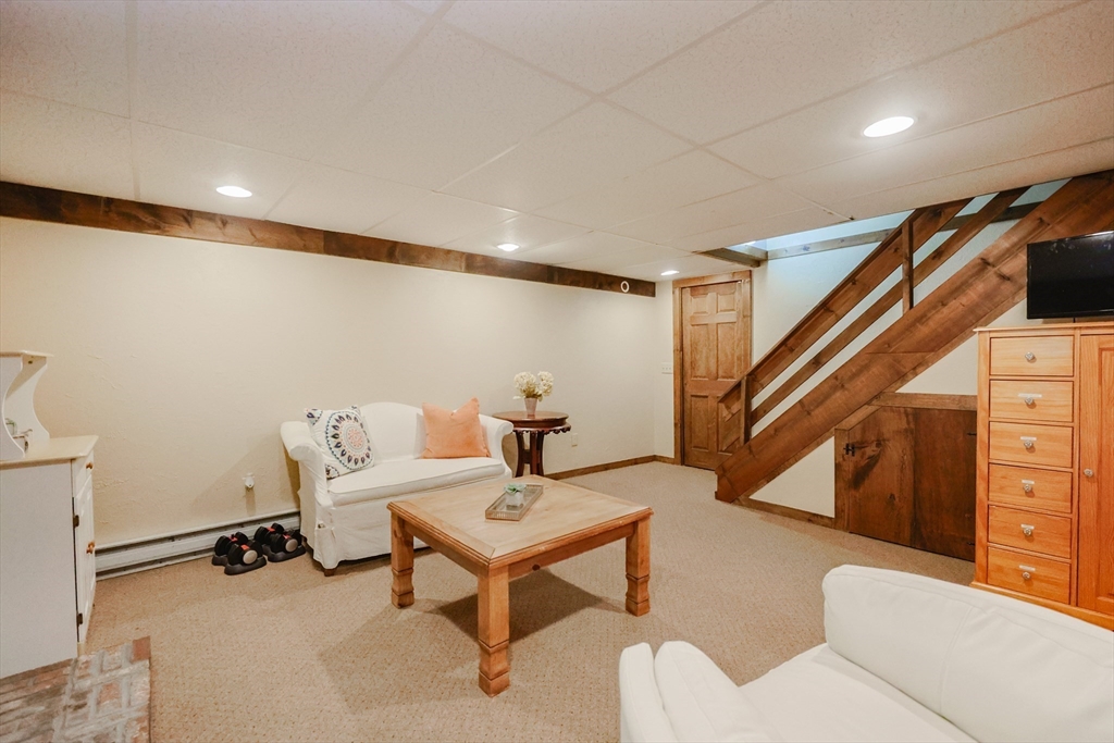 77 Dodge Road Sutton, MA 01590 - Photo 27 of 41 a living room with furniture