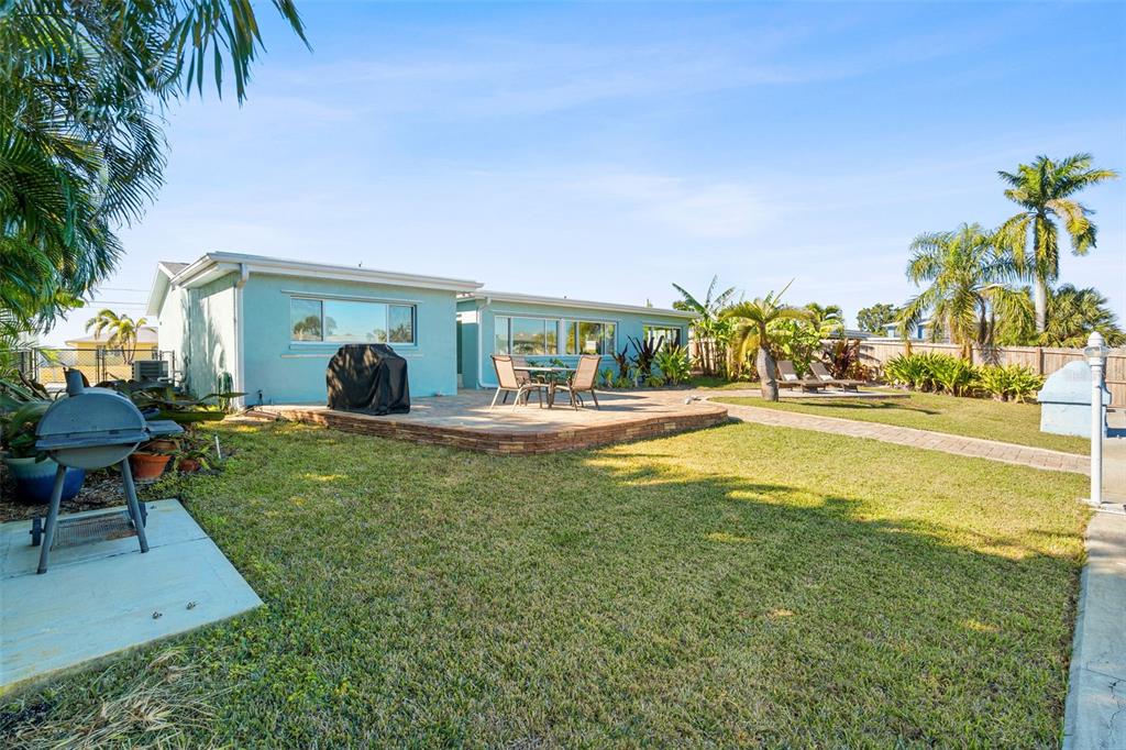 4908 Arlington Road Palmetto, FL 34221 - Photo 25 of 36 a swimming pool view with a seating space