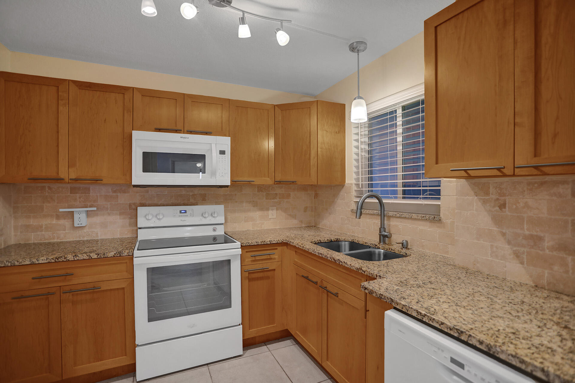 1 North Golfview Road, Unit 105 Lake Worth Beach, FL 33460 - Photo 11 of 37 3W1A3228
