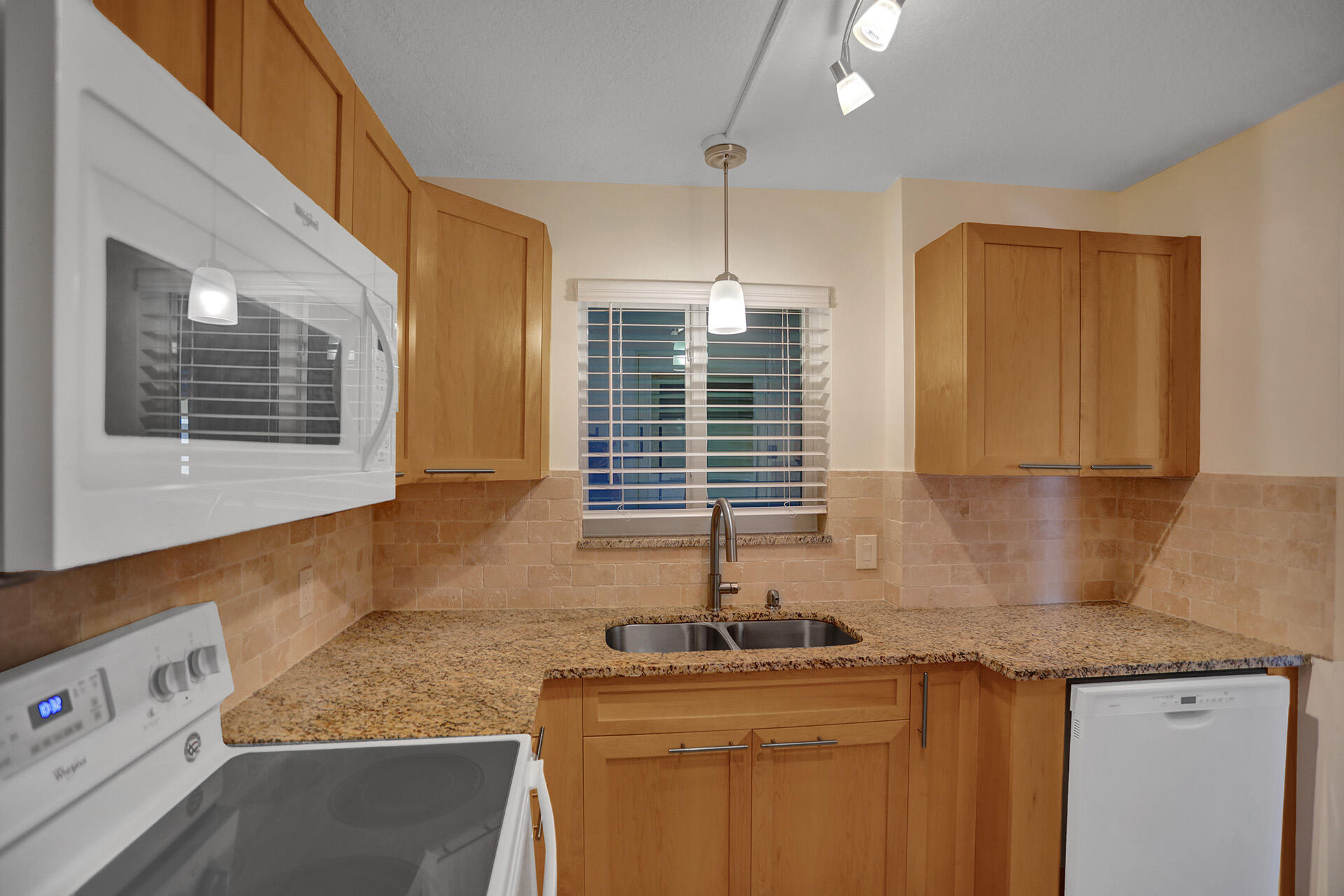 1 North Golfview Road, Unit 105 Lake Worth Beach, FL 33460 - Photo 10 of 37 3W1A3234