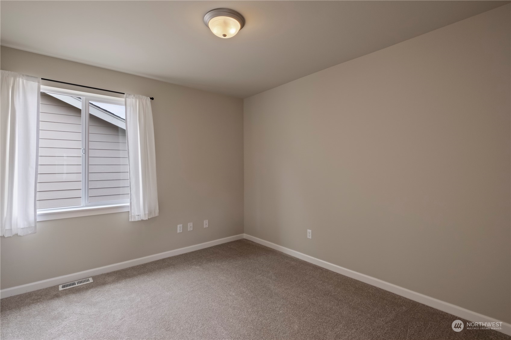 574 Lyons Place Northeast Renton, WA 98059 - Photo 19 of 39 an empty room with a window
