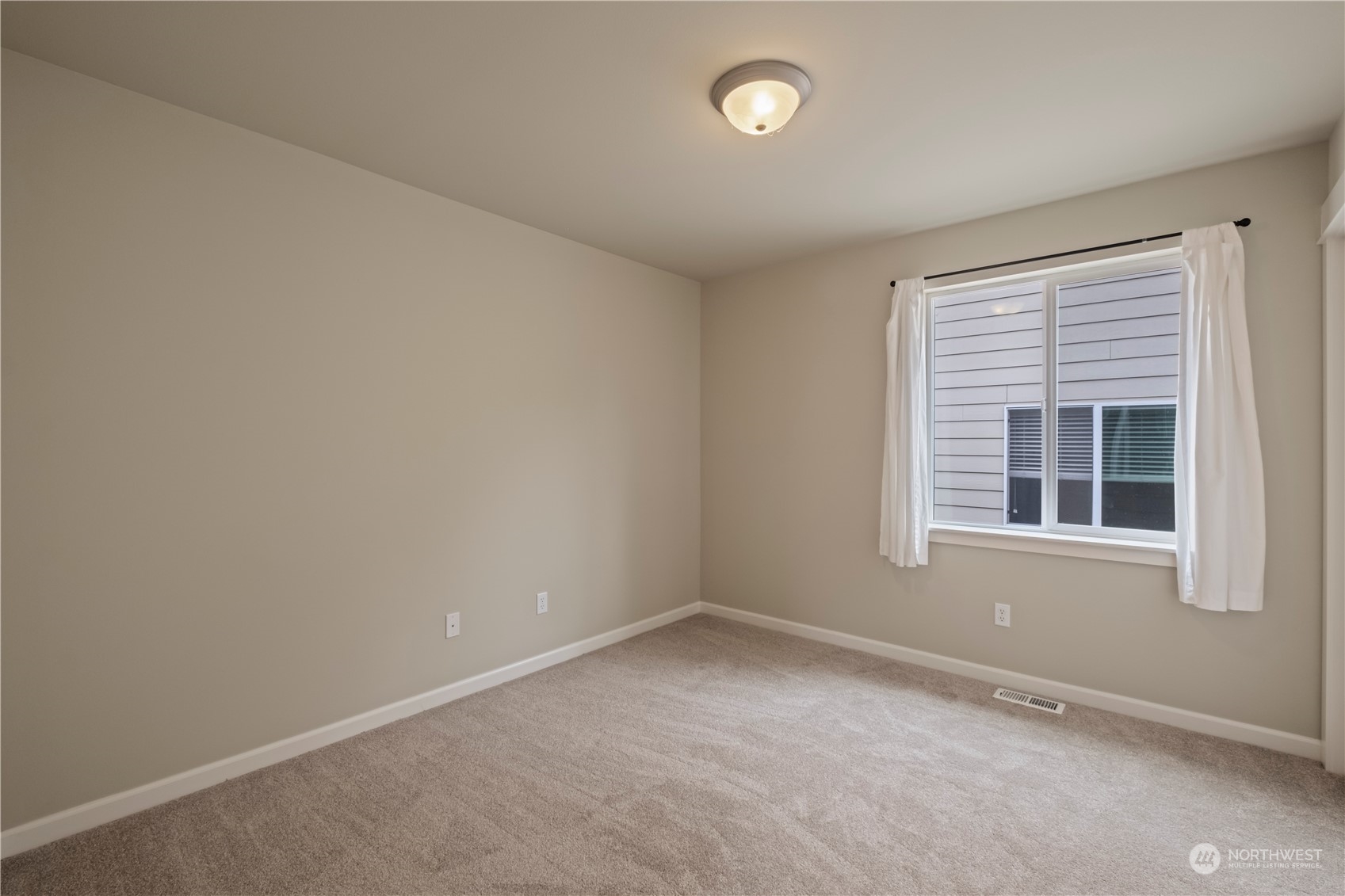 574 Lyons Place Northeast Renton, WA 98059 - Photo 21 of 39 an empty room with a window