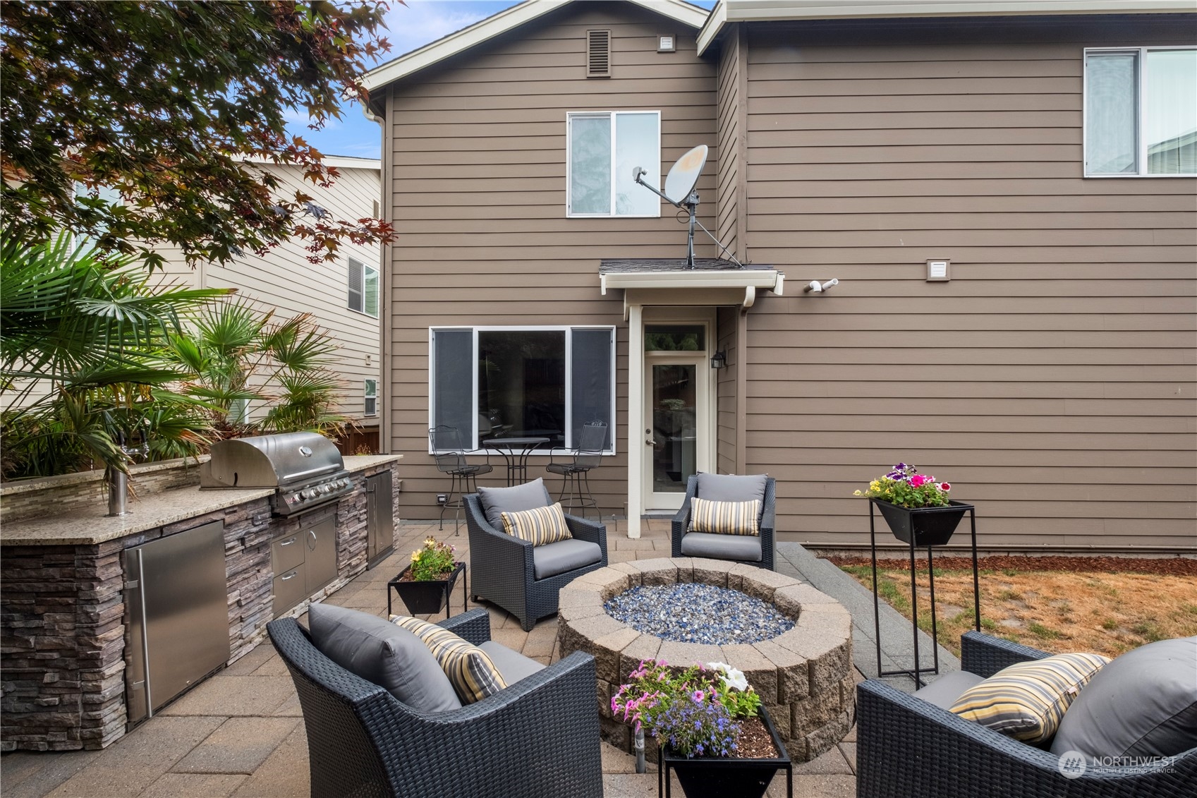 574 Lyons Place Northeast Renton, WA 98059 - Photo 33 of 39 a living room with patio furniture and a potted plants
