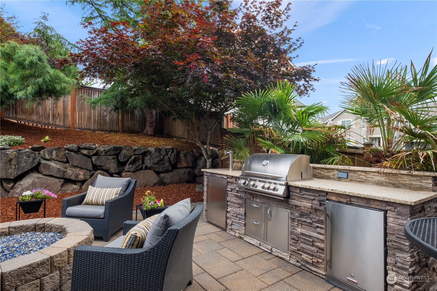 574 Lyons Place Northeast Renton, WA 98059 - Photo 37 of 39 a view of outdoor sitting area with furniture and wooden fence