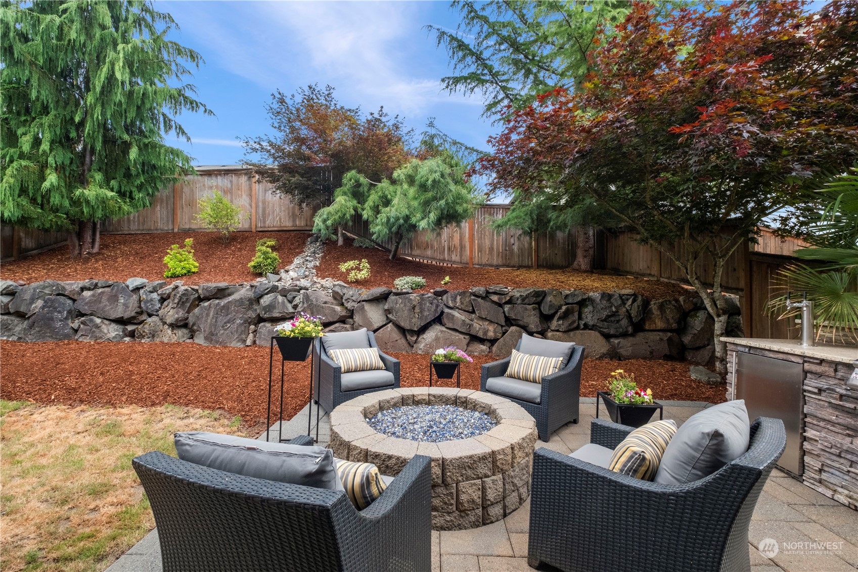 574 Lyons Place Northeast Renton, WA 98059 - Photo 38 of 39 a outdoor living with furniture and garden