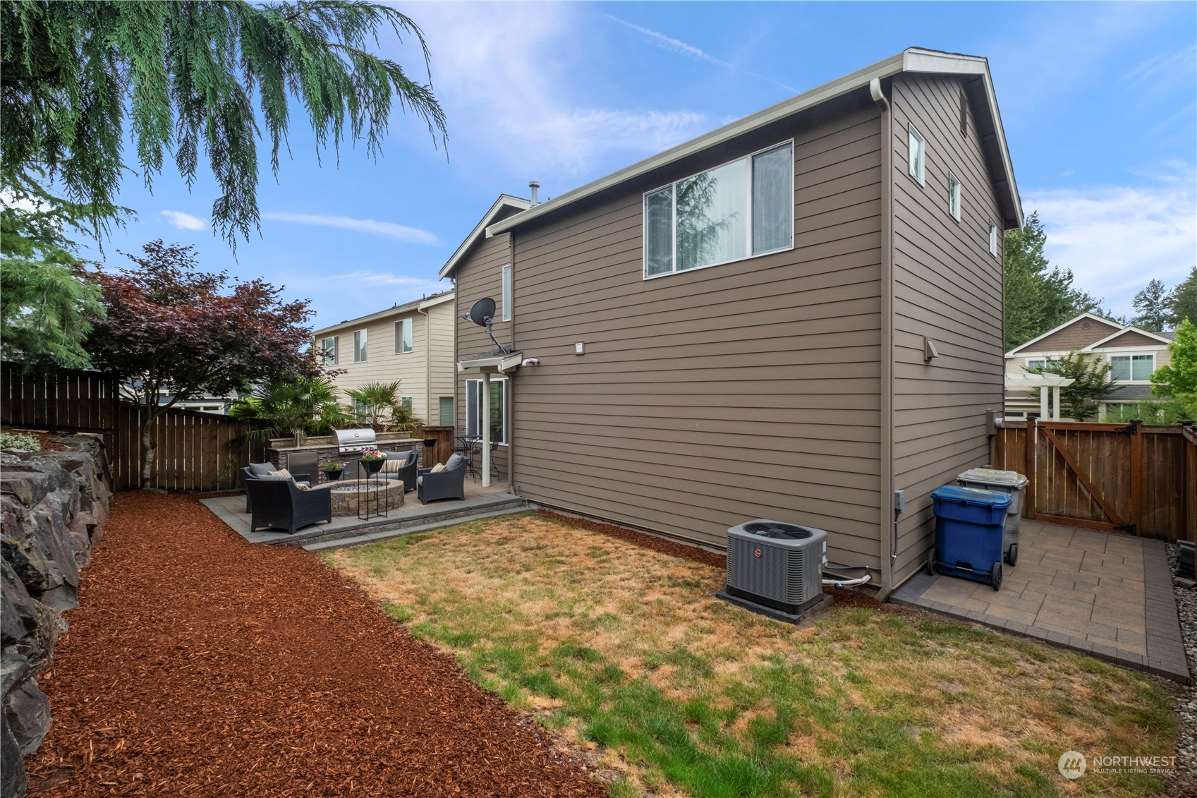 574 Lyons Place Northeast Renton, WA 98059 - Photo 39 of 39 a backyard of a house with seating space