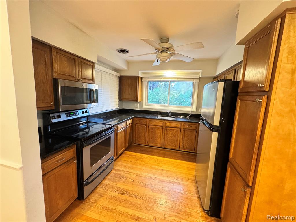 27911 Bayberry Road Farmington Hills, MI 48331 - Photo 9 of 16