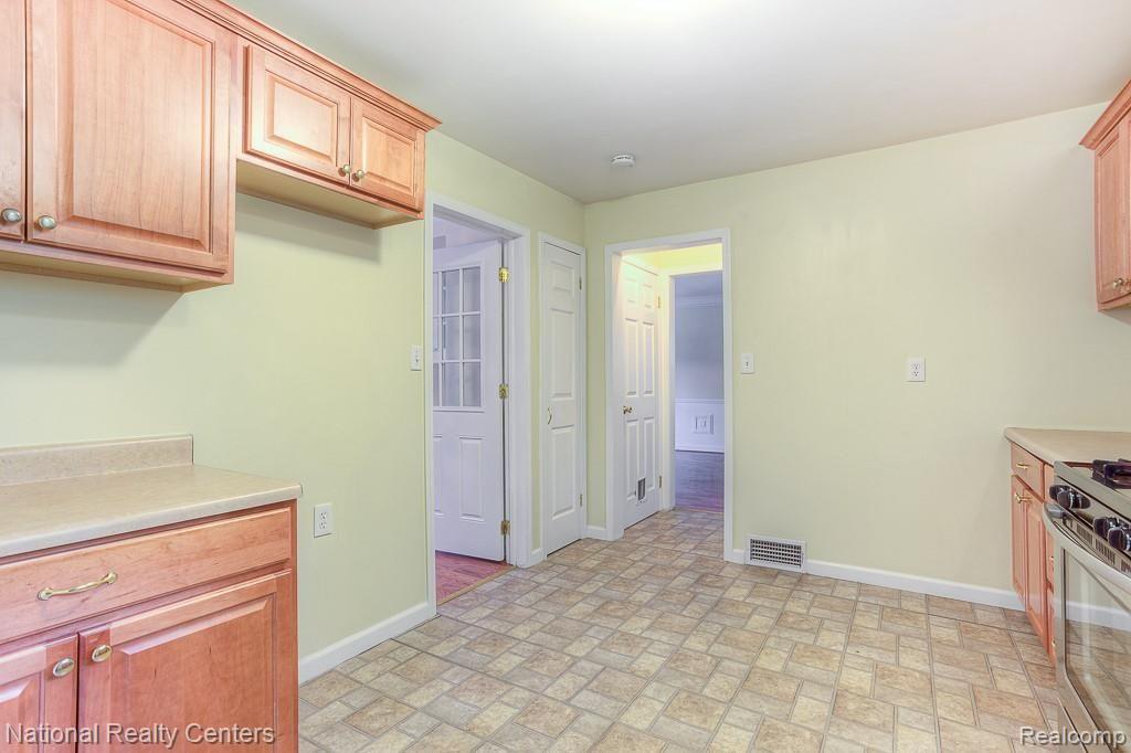 21515 Farmington Road Farmington Hills, MI 48335 - Photo 10 of 26