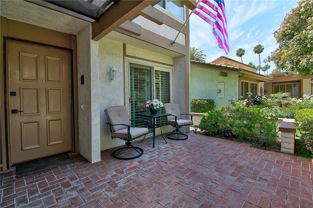 732 Vía Zapata Riverside, CA 92507 - Photo 5 of 46