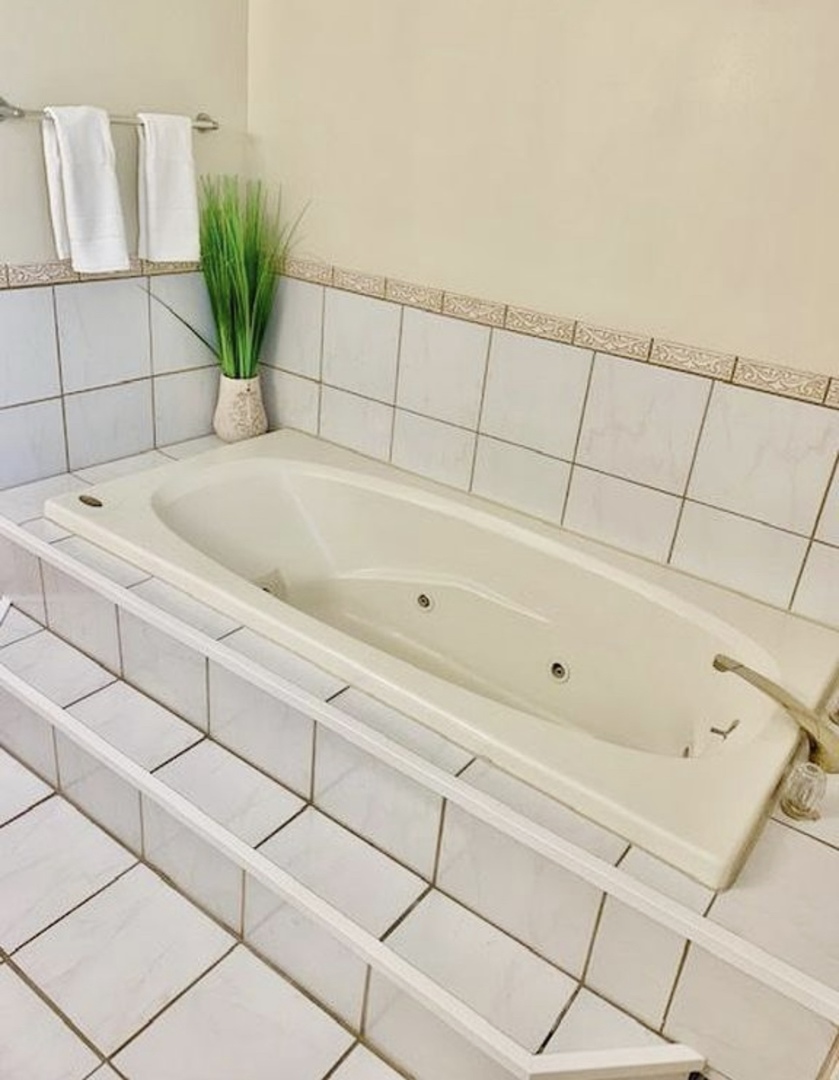 17588 West Summit Drive Grayslake, IL 60030 - Photo 15 of 19 a bathroom with a bathtub and a shower