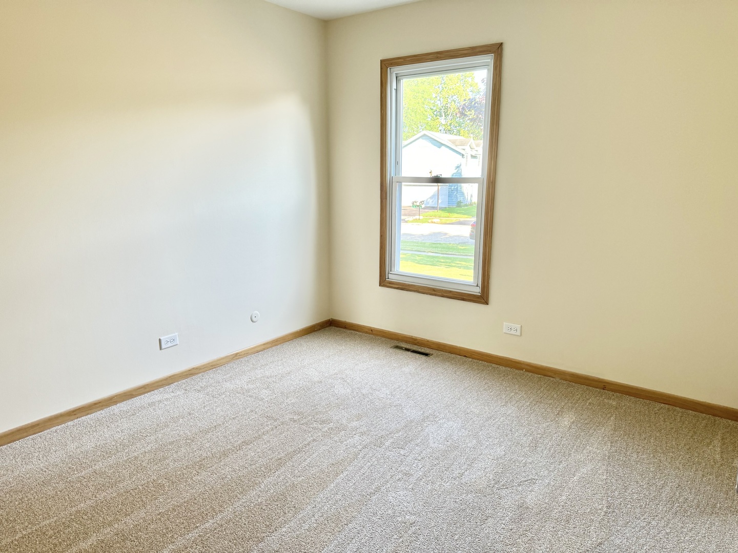 17588 West Summit Drive Grayslake, IL 60030 - Photo 9 of 19 an empty room with a window