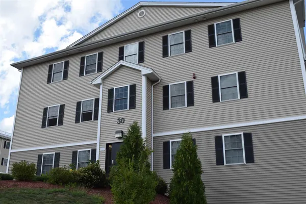 $1,965 | 100 Sentinel Court, Unit 107, Manchester, NH 03103