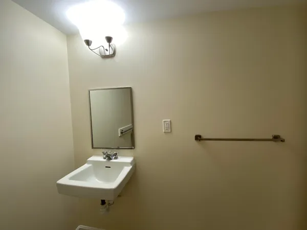 $1,965 | 100 Sentinel Court, Unit 107, Manchester, NH 03103