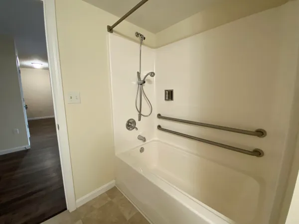 $1,965 | 100 Sentinel Court, Unit 107, Manchester, NH 03103